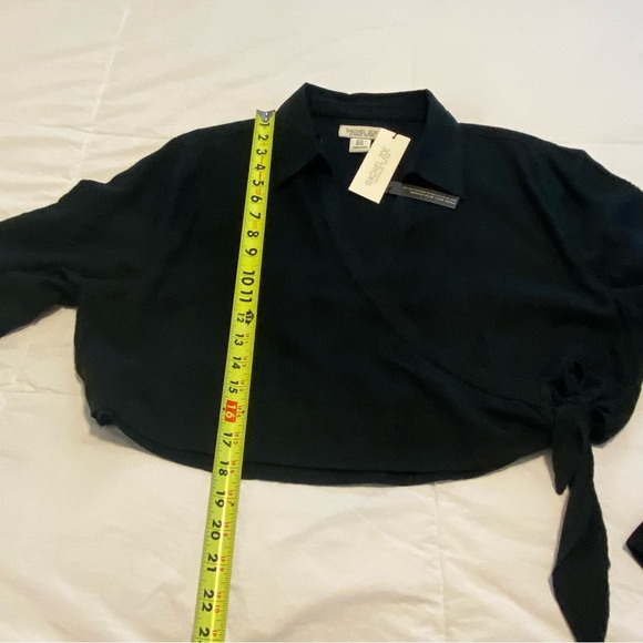 Crop Top with Eyelet on Sleeves - Picture 3 of 11